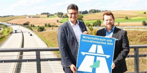 Jede Menge Potenzial für Wachstum und Innovation sehen Mühldorfs Landrat Max Heimerl (links) und Wirtschaftsförderer Thomas Perzl entlang der A94 – und das beispielhaft für Bayern und Deutschland.Foto Landratsamt Mühldorf