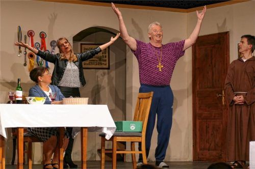 Jetzt wird Josef (Mitte: Richard Mayr) katholisch – zum Leidwesen der Madame (links: Angelika Heigermoser) und Anna (Monika Fath) und zu dem des Paters Fidelis (Florian Schrei).Foto Janka