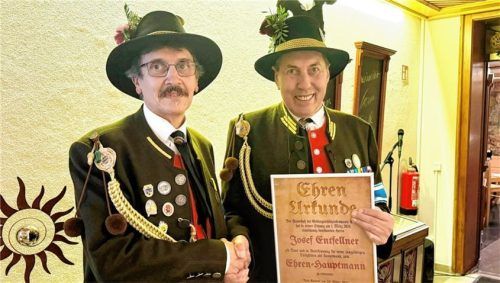 Josef Entfellner (rechts) erhielt von seinem Nachfolger Rainer Günthör zur Ernennung zum Ehren-Hauptmann eine Ehrenurkunde. Foto Hötzelsperger