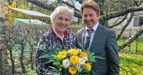 Josefine Heinrich feierte ihren 90. Geburtstag und freute sich über die Glückwünsche von Bürgermeister Josef Grundner. Foto Stettner