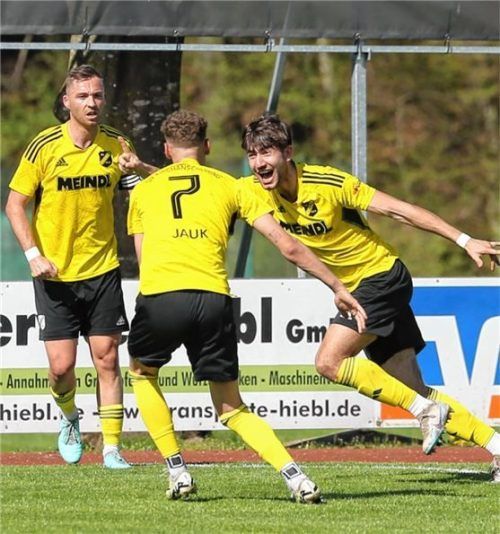 Jubel nach dem Siegtreffer: Kirchanschörings Kapitän Manuel Omelanowsky, Simon Jauk und Torschütze Elias Huber (von links) freuen sich über Hubers Kopfballtreffer zum 1:0-Erfolg über den TSV Landsberg.Foto Gabi Zucker