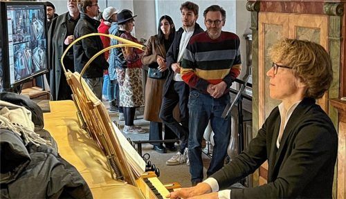 Judith Trifellner aus Bad Endorf (rechts) ist Domorganistin in Salzburg. Ihre Leidenschaft für die Musik begeistert Gläubige, Kollegen und Besucher. Sie selbst empfindet es als „Gnade, im Salzburger Dom die Musik spielen zu dürfen, die Mozart in und für diesen Raum geschaffen hat“. Foto Gerlach