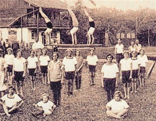 Junge und alte Mitglieder posierten damals sportlich für ein Foto. Foto SVDJK