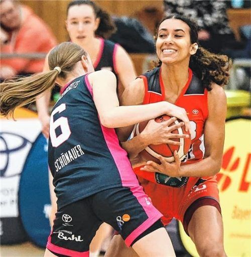 Kampf um jeden Ball: Tess Santos (rechts) und der TSV Wasserburg treten im Play-off-Halbfinale an.Foto Christian Mühlhofer