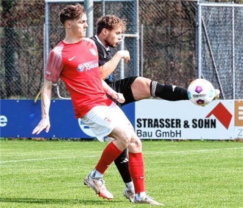 Kastls Manuel Kellermann klärt in dieser Szene vor Wasserburgs Offensivmann Luca Wagner.Foto Gabi Zucker