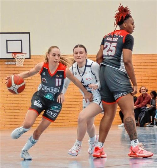 Kayla Simmons blockt, Sophie Perner zieht los. Dennoch mussten Wasserburgs Damen in Bad Homburg eine Niederlage hinnehmen.Foto Susanna Kopriva