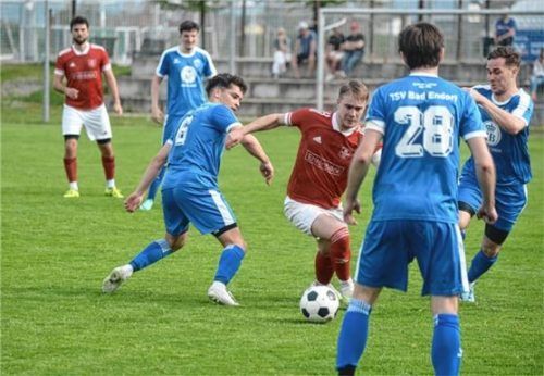 Kein Durchkommen für Westerndorfs Yannick Albrich gegen gleich drei Bad Endorfer.Foto Franz Ruprecht