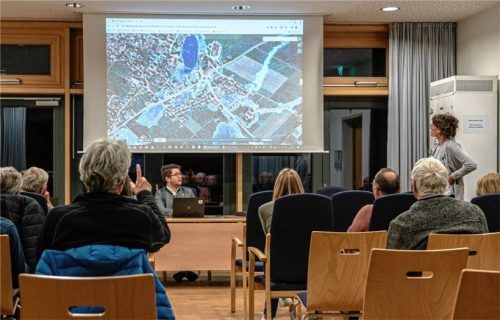 Keine nassen Überraschungen mehr: Mit dem Computermodell des Sturzflutrisikomanagements können für jede noch so große Niederschlagsmenge die Gefährdungsbereiche angezeigt werden. Das Modell wird präsentiert von Katja Förster, Mitarbeiterin der Firma Aquasoli. Foto Johannes Thomae