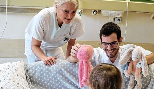 Kindern im Krankenhaus Mut machen, Trost spenden und Freude schenken: Das nimmt sich der gemeinnützige Verein PädCare vor, der im Jahr 2020 von dem Gesundheits- und Kinderkrankenpfleger Kevin Hartung (Mitte) gegründet wurde. Foto PädCare e.V.