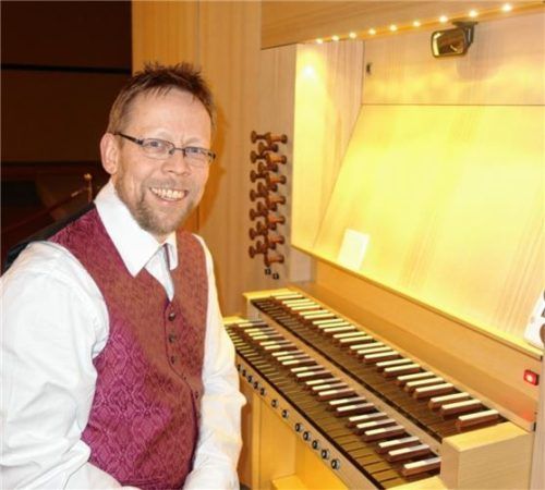 Kirchenmusiker Gerhard Franke spielt am 1. Mai unter dem Titel „Hymnen“ in der katholischen Pfarrkirche Wiederkunft Christi in Kolbermoor. Foto Franke