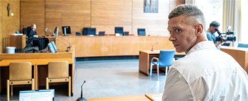 Klagt auch gegen den früheren, mittlerweile verstorbenen Papst Benedikt XVI.: Andreas Perr im Großen Saal des Landgerichts in Traunstein. Foto Peter Kneffel/dpa