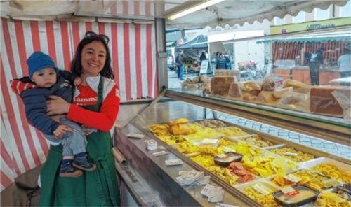 Köstliche Spezialitäten aus Turin bieten Irene Volpato und Massimiliano Gianotti an.