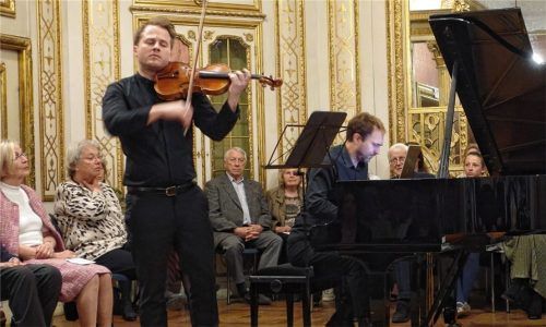 Kongeniale Partner: Violinist Tobias Feldmann und Pianist Herbert Schuch im Schlosssaal.Foto füchtner