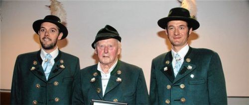 Korbinian Maier, Vorsitzender des Trachtenvereins Chieming (von links), ehrte Peter Angerer senior, der bereits 70 Jahre im Verein tätig ist, zusammen mit dem Zweiten Vorsitzenden Andreas Schrobenhauser. Foto  Zandl