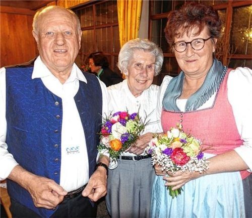 Kreisvorsitzender Christian Glas bedankte sich bei Ehrenmitglied Elfriede Göppelhuber (Mitte) und bei Schriftführerin Sabine Karl für deren verlässliche Unterstützung im Bayernbund Rosenheim.Foto Hötzelsperger