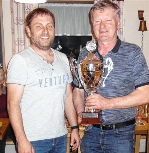 KSK-Vorsitzender Reinhard Schreiner (links) übergab den neuen Wanderpokal an Gewinner Franz Eder.Foto emk
