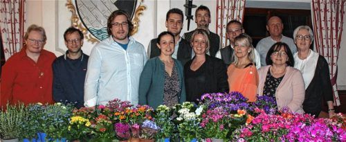 Künftig wird der Nußdorfer Obst- und Gartenbauverein von einem neuen Vorstand geführt: (vorne, von links) Kerstin Koch, Philipp Dörr, Wolfgang Gar, Brigitte Dandlberger, Bettina Obermüller, Jana Broszeit, Friederike Bichler und Maria Liegl sowie (hinten, von links) Marinus Niedertanner, Meinhard Beilhack, Konrad Bauer und Thomas Kogler.Foto Steffenhagen