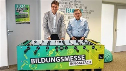 Landrat Max Heimerl (links) und Landrat Erwin Schneider am Kicker der Bildungsmesse beim symbolischen „Anstoß“. Foto Landratsamt Mühldorf