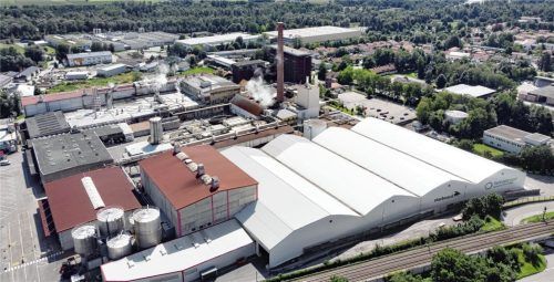 Lange Tradition: Seit 1909 gibt es die Papierfabrik in Raubling. Jetzt könnte sie bald schließen. Foto re
