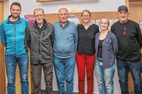 Langjährig ehrenamtlich tätige und neu gewählte Funktionäre des TuS Mettenheim: (von links) Vorsitzender Florian Gaspar, Dieter Veit, Blasius Petermeier, Sarah Gaspar, Kerstin Fottner und Ludwig Obermaier. Foto Kretschko
