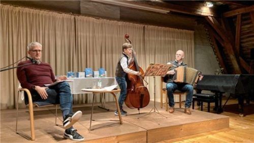 Las im Dialekt: Sebastian Beck (links) mit den musikalischen Begleitern Johannes Schmidt und Sohn. Foto jaensch
