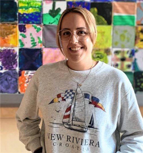 Lena Büllesbach aus Kolbermoor arbeitet seit einem halben Jahr im Caritas Kinderdorf Irschenberg. Foto re