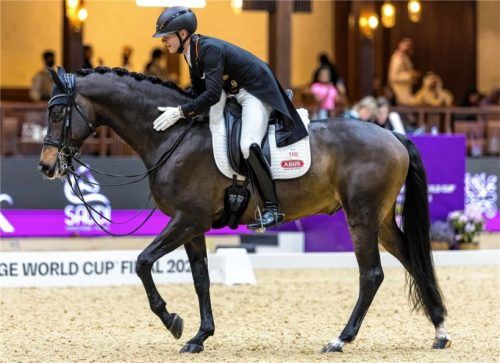 Lob und Dank an den Partner: Raphael Netz und Great Escape Camelot beim Weltcupfinale in Riad.Foto Stefan Lafrentz/DPA