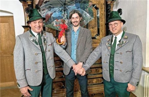 Ludwig Freiherr von Cramer-Klett (Mitte) mit Festleiter Rudi Angermaier (links) und Vorsitzendem Claus Reiter.Foto H. Reiter