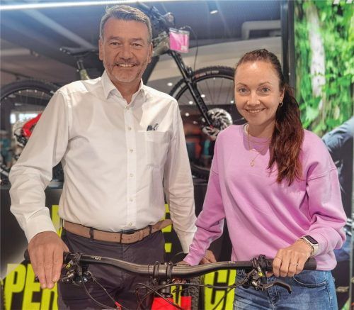 Martin und Julia Huber von der Fahrradwelt Huber bewerten neben Fahrradhändlern und -herstellern aus Haag, Mühldorf, Waldkraiburg und Raubling die Lage in der Region. Foto Weinfurtner