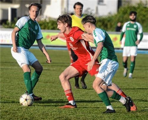 Matteo van de Wiel, der es hier mit zwei Geretsriedern aufnimmt, leistete die Vorarbeit zum 2:0.Foto Franz Ruprecht