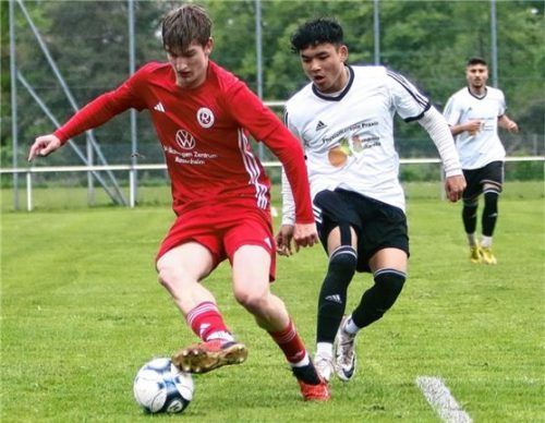 Matteo van de Wiel (links) erzielte in Feldmoching seinen ersten Landesliga-Treffer bei den Herren.Foto Wolfgang Fehrmann
