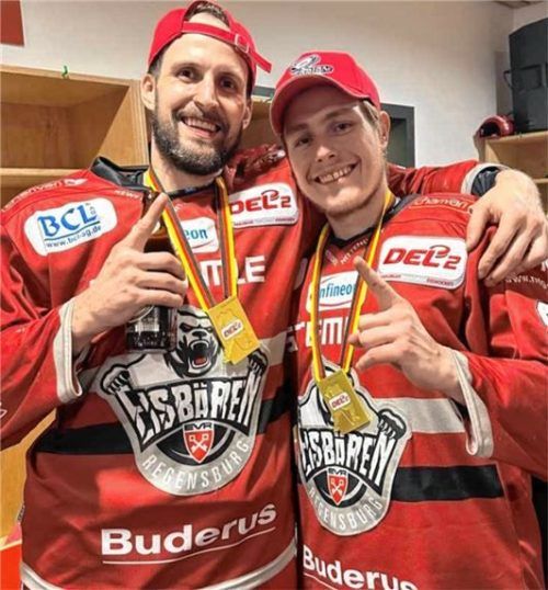 Medaille um den Hals, ein Lächeln im Gesicht: Stürmer Kevin Slezak (rechts).Foto Slezak
