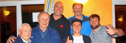 Meister im Watten: (hinten von links) Thomas Steinacker, Josef Emberger und (vorne von links) Bernhard Oswald, Martin Kreuzmayr, Andreas Wilhelm und Bernhard Grassl. Foto richterstetter