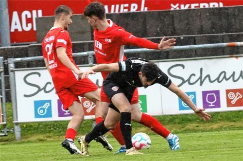 Memmingens zweifacher Torschütze Tiziano Mulas (links) bringt Sammy Ammari zu Fall.Foto Michael Buchholz