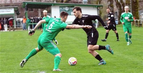 Michele Cosentino (rechts, gegen Holzkirchens Alexander Zetterer) erzielte zwei Treffer zum Bruckmühler Erfolg.Foto Wolfgang Fehrmann