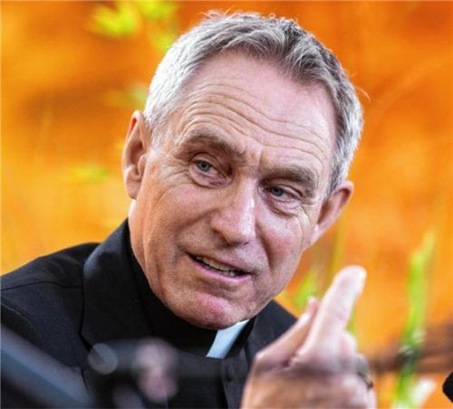 Missbrauchsprozess in Traunstein: Anwalt Andreas Schulz zeigt Georg Gänswein, den ehemaligen Sekretär des mittlerweile verstorbenen Papstes Benedikt XVI., an. Foto Andrew Medichini/dpa