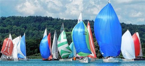 Mit 70 Segelregatten ist am Chiemsee und Waginger See allerhand los. Foto Niessen