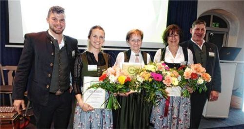 Mit Blumen und Urkunden ehrte (von links) Geschäftsführer Florian Hötzelsperger die treuen Mitarbeiterinnen Maria Daxlberger, Margit Frischhut und Monika Ganserer. Auch der Vorsitzende Franz Blinninger gratulierte. Foto Hötzelsperger