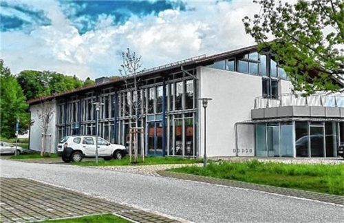 Mit einem Fernwärmenetz werden derzeit von der Grundschule aus auch die Turnhalle, der benachbarte Kindergarten-Neubau sowie die Kinderkrippe/Musikheim mitgeheizt. Foto re