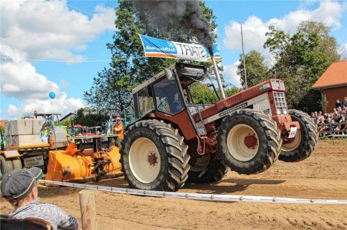 Mit röhrenden Motoren kämpfen sich die Traktoren über die Strecke. Foto emk