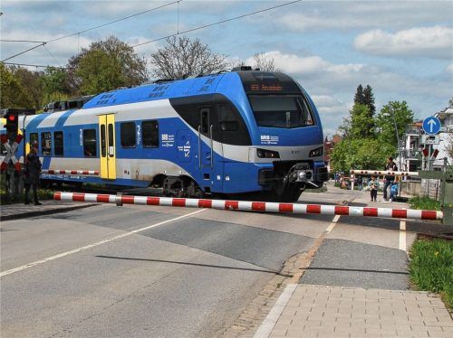 Mittlerweile läuft alles wieder reibungslos am Bahnübergang beim Haltepunkt Kurpark. Doch in der Nacht auf Dienstag schlossen die Schranken für mehrere Stunden nicht mehr. Foto  Hadersbeck