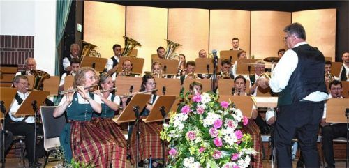Musikalische Blumengrüße: Frühjahrskonzert der Musikkapelle Großholzhausen unter der Leitung von Stephan Heinke begeistert die Zuhörer.Foto Ruprecht