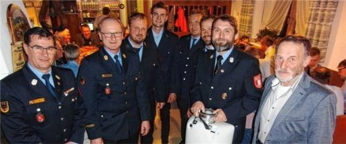 Nach den Neuwahlen: Kreisbrandmeister Christian Biberger, Kreisbrandinspektor Werner Hummel, Engelbert Noppenberger (stellvertretender Kommandant), Christian Kurz (Kassier), Josef Zürner (Schriftführer), Franz Wintermeier (Vorsitzender), Stefan Seidl, der strahlende Kommandant mit dem Geschenk der Inspektion, und Bürgermeister Sebastian Winkler (von links).Foto  Jaensch