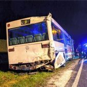 Zwei Omnibusse krachen ineinander