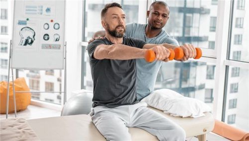 Nach einer überstandenen Herz-OP ist es wichtig, eine kardiologische Rehabilitation durchzuführen. Foto adobestock