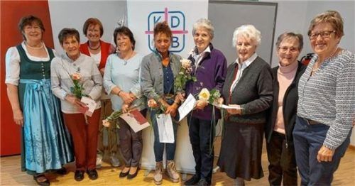 Neben der Vorsitzenden Theresia Raß (links) freuten sich unter anderem (von links) Theresia Rottmüller, Maria Grünwald, Annemarie Landkammer, Maria Eder, Resi Mayr, Charlotte Höbel, Renate Einberger und die Zweite Vorsitzende Rita Krupp über eine gelungene Veranstaltung.Foto re
