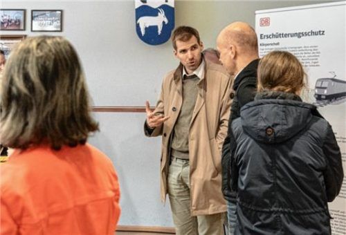 Nicht nur die Deutsche Bahn klärt auf: Auch Bürgermeister Simon Hausstetter geht im Dorfhaus Lauterbach in den Dialog.