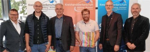Obermeister Anton Hudlberger (Dritter von links) mit (von links) dem Geschäftsleiter der Kreishandwerkerschaft, Markus Saller, stellvertretendem Obermeister Johannes Schmid, Ferdinand Gilg, Schulleiter Thorsten Kögler und dem stellvertretenden Schulleiter Michael Haase.Foto maier