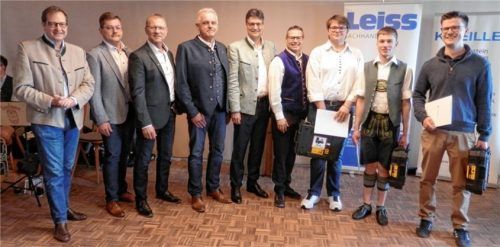 Obermeister Anton Hudlberger (Vierter von links) mit den Ehrengästen (von links) Martin Huber, die Prüfungsausschuss-Vorsitzenden Martin Aigner sowie Herbert Kurz, Landrat Max Heimerl, Markus Saller, Geschäftsleiter der Kreishandwerkerschaft, sowie den Innungsbesten Fabian Voit, Elias Kapsegger und Filip Noah Perisic.Foto Alfons maier