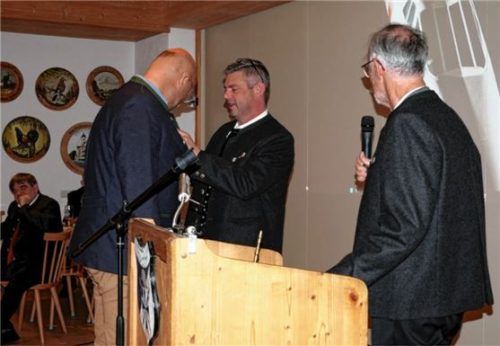 Oberstleutnant Konrad Herborn (links) ist jetzt Mitglied bei der Krieger- und Soldatenkameradschaft Westerham, zur Freude des Vorsitzenden Thomas Stacheter (rechts) und seines Stellvertreters Markus Atzinger. Foto merk